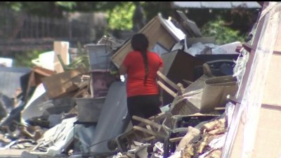 Entre basura y escombros: vecinos temen por la llegada de más lluvias