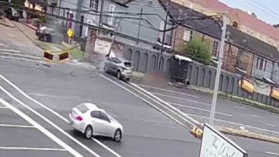Captado en video: momento en que una conductora atropella a dos personas