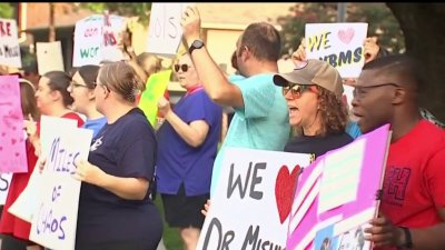 Más padres se unen a las protestas por despidos masivos en el Houston ISD