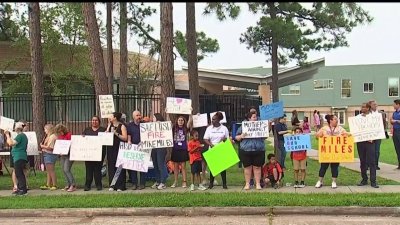 Continúan las protestas de padres por despidos en escuelas del Houston ISD