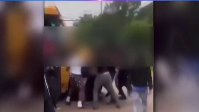 Brutal golpiza recibe estudiante de Baytown al bajarse del bus escolar