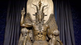 Una figura de Baphomet, en el Templo Satánico en Salem, Massachusetts.