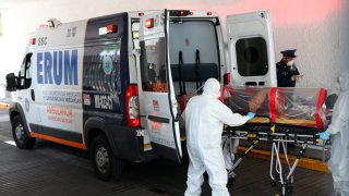 Ambulancia traslada a enfermo en México