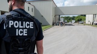 Las vacunas llegan a los centros de detención de la policía de inmigración.
