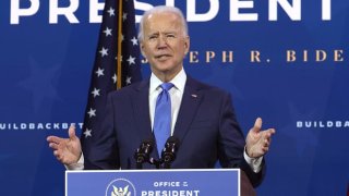 El presidente electo de Estados Unidos, Joe Biden, habla durante un evento para nombrar a su equipo económico en el Queen Theatre el 1 de diciembre de 2020 en Wilmington, Delaware.