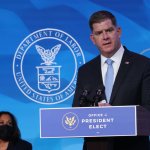 WILMINGTON, DELAWARE - 8 DE ENERO: La vicepresidenta electa de Estados Unidos, Kamala Harris observa mientras el alcalde de Boston, Marty Walsh (der.), pronuncia sus comentarios después de que el presidente electo Joe Biden, lo anunciara como candidato a secretario de Trabajo en el teatro Queen el 8 de enero. , 2021 en Wilmington, Delaware.