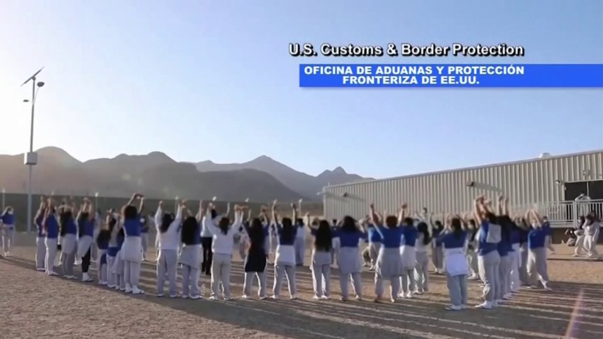 Revelan imágenes de menores de migrantes en centro de procesamiento en la frontera