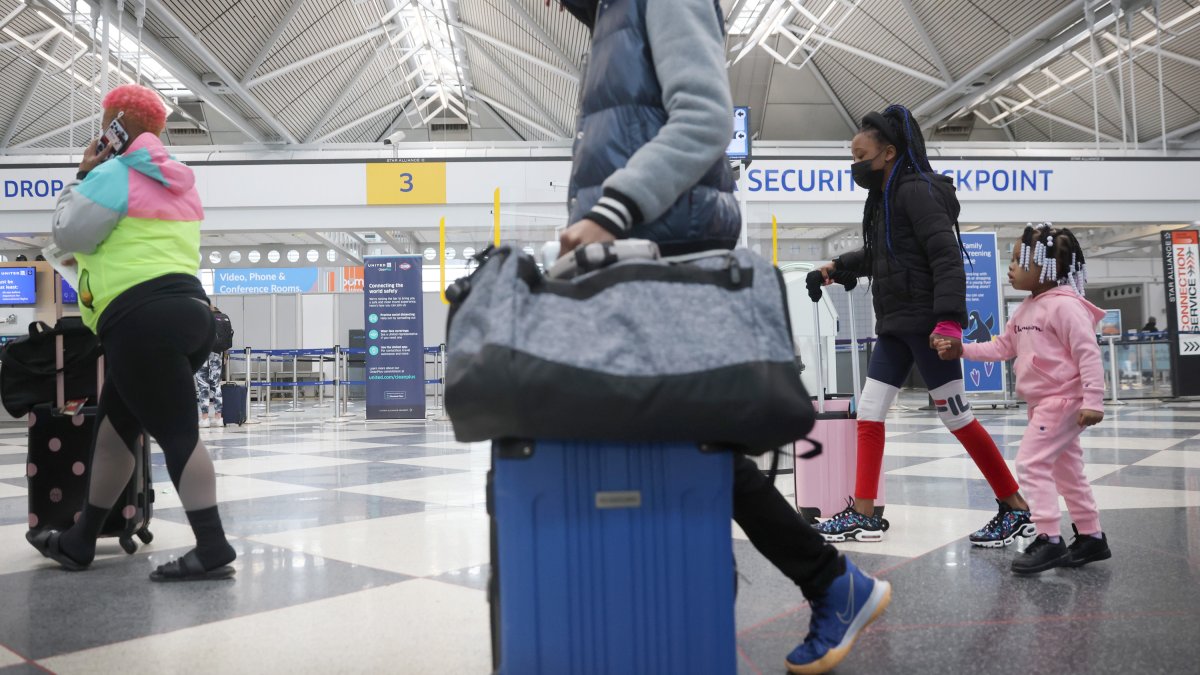 Extienden uso de mascarillas en aviones, trenes y autobuses a enero – Telemundo Houston - Vimarsana News