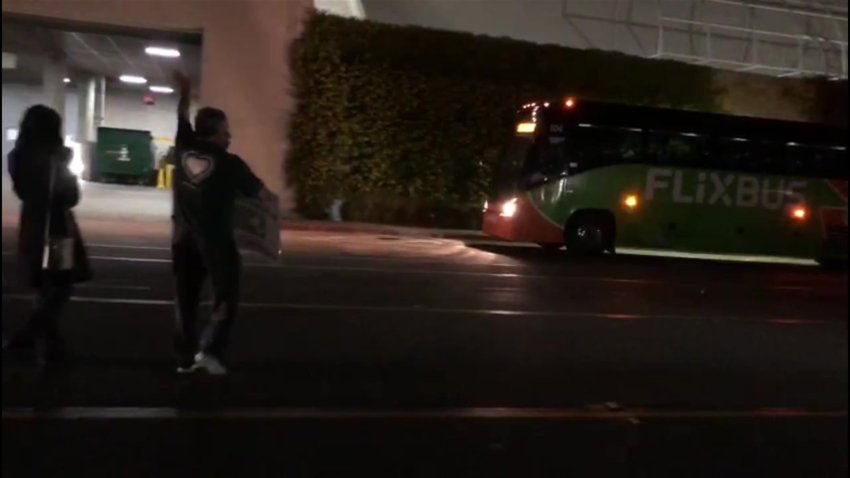 Llegan menores migrantes a centro de convenciones de San Diego