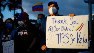 Grupo de venezolanos celebra la medida del TPS anunciada por el gobierno de Joe Biden, en Miami, Florida.