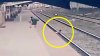 Video: dramático rescate de un niño a punto de ser arrollado por un tren