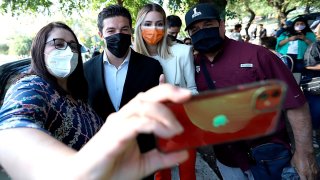 Fotografía de cuatro personas que se toman una selfie antes de votar en México