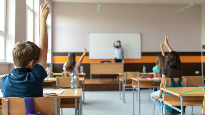 Cientos de miles de estudiantes en el área de Houston se aprestan a regresar a clases.