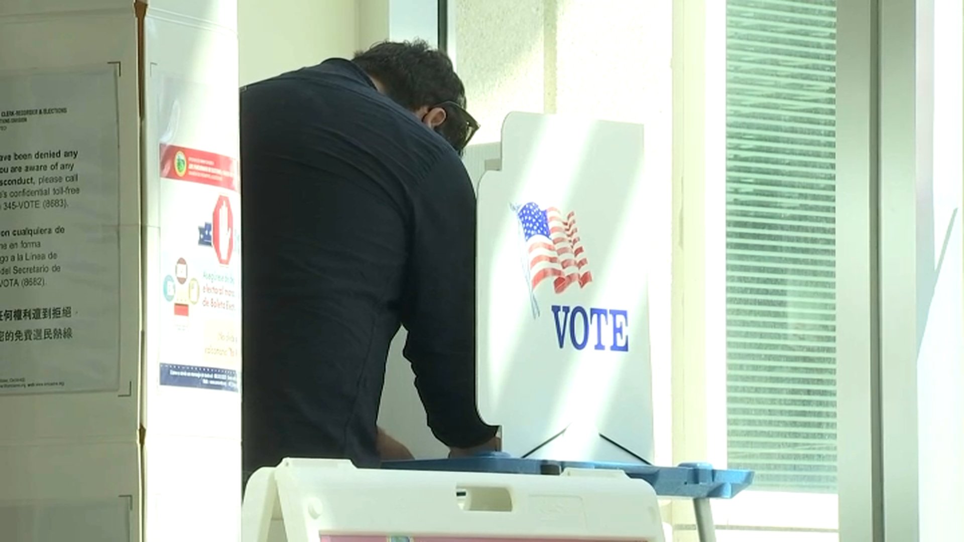 Juez exige al gobierno de Trump explicar su campaña para frenar voto de no ciudadanos
