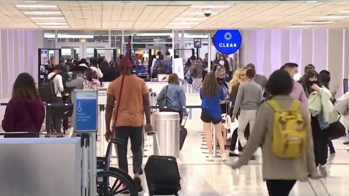 Aeropuertos De Houston Lanzan Advertencia Por Alto Flujo De Viajeros