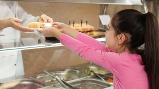 Estudiante en cafetería de escuela