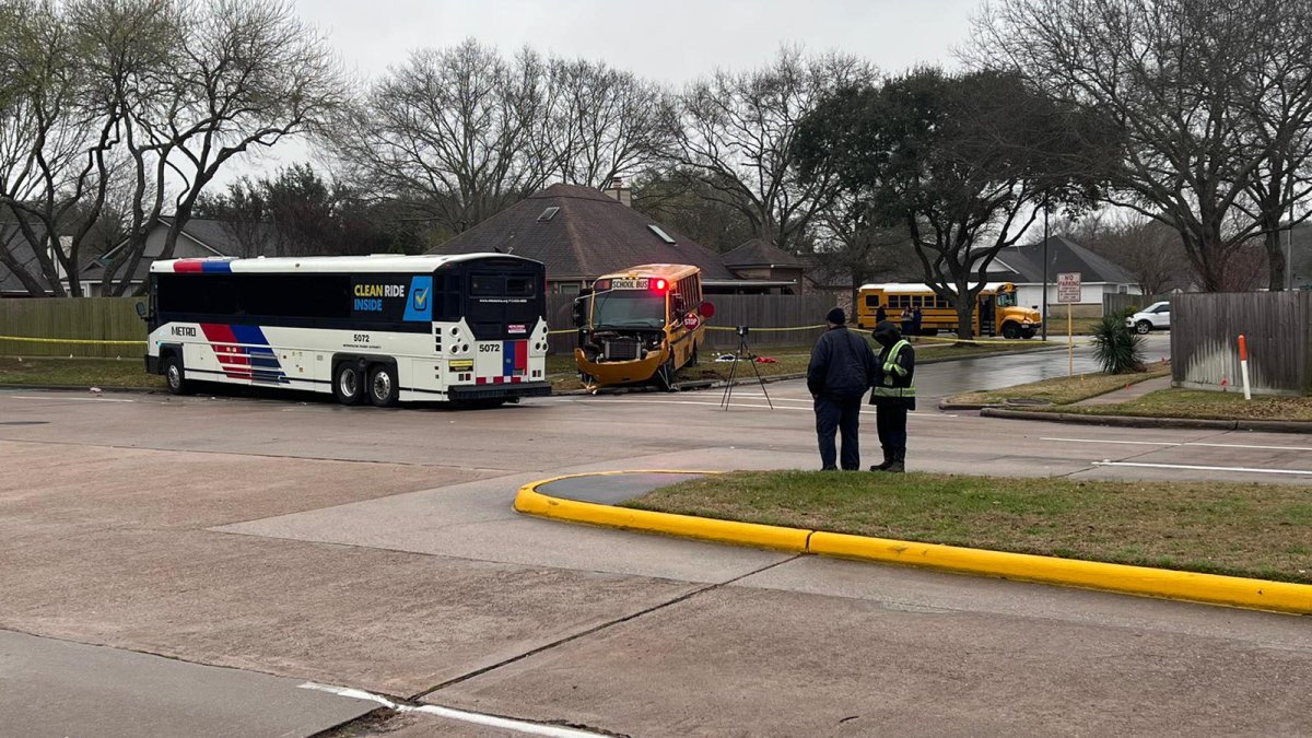 Choque con bus de Katy ISD manda a cuatro al hospital – Telemundo Houston