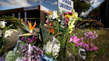 Un monumento frente a la Universidad Oikos sigue creciendo en Oakland, California, el miércoles 4 de abril de 2012, donde siete personas fueron asesinadas
