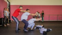 Migrantes varados en la frontera preparan una ópera basada en sus experiencias