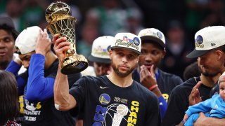 Stephen Curry #30 de los Golden State Warriors celebra con el premio Bill Russell al Jugador Más Valioso de las Finales de la NBA después de derrotar a los Boston Celtics 103-90 en el Sexto Juego de las Finales de la NBA de 2022 en el TD Garden el 16 de junio de 2022 en Boston, Massachusetts.