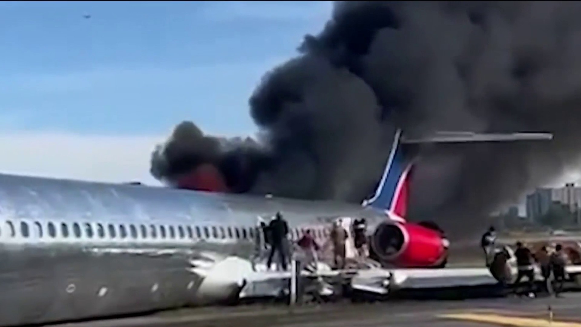 Aeropuerto Internacional de Miami: avión se incendia al aterrizar –  Telemundo Houston
