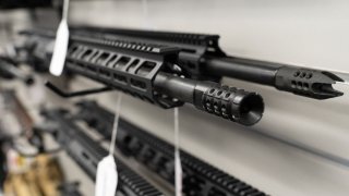 La venta de rifles AR-15 genera grandes ganancias a los fabricantes de armas.