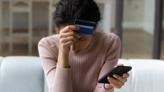 El mantener tu PIN secreto minimiza el acceso de personas desconocidas a tu cuenta y evita que puedan hacer transacciones sin tu autorización.