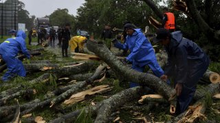 Trabajadores de la alcaldía de Rivas (Nicaragua) fueron registrados este sábado al cortar un árbol que cayó en la carretera Panamericana Sur, tras el paso de la tormenta tropical Bonnie.