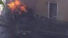En video: un auto se estrella contra un complejo de apartamentos y provoca un incendio