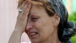 Una mujer ucraniana llora tras los bombazos rusos que destruyeron su casa en el este del país.