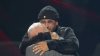 Nicky Jam se emociona hasta las lágrimas al recibir un reconocimiento de manos de su padre