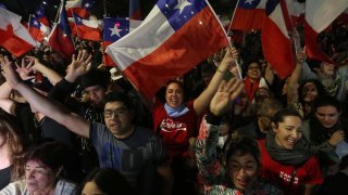 Adherentes de la opción "Rechazo" celebran hoy el resultado del plebiscito constitucional, en Santiago, Chile.