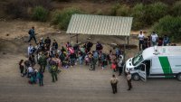 Juez federal prohíbe que EEUU siga expulsando a migrantes a México bajo el Título 42