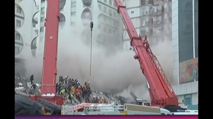 Dramático video: edificio se desploma en medio de tareas de rescate en Turquía