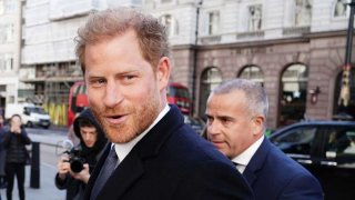 El duque de Sussex llega a los Tribunales Reales de Justicia, en el centro de Londres.