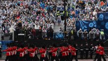 Un contingente del ejército marcha hacia el rey Charles III de Gran Bretaña y la reina consorte Camilla que salen del Palacio de Buckingham hacia la Abadía de Westminster para su ceremonia de coronación en Londres, Gran Bretaña, el 6 de mayo de 2023.