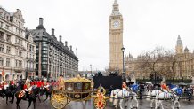 El rey Charles III de Gran Bretaña y la reina consorte Camilla viajan a través de Parliament Square hasta la Abadía de Westminster para su ceremonia de coronación en Londres, Gran Bretaña, el 6 de mayo de 2023.