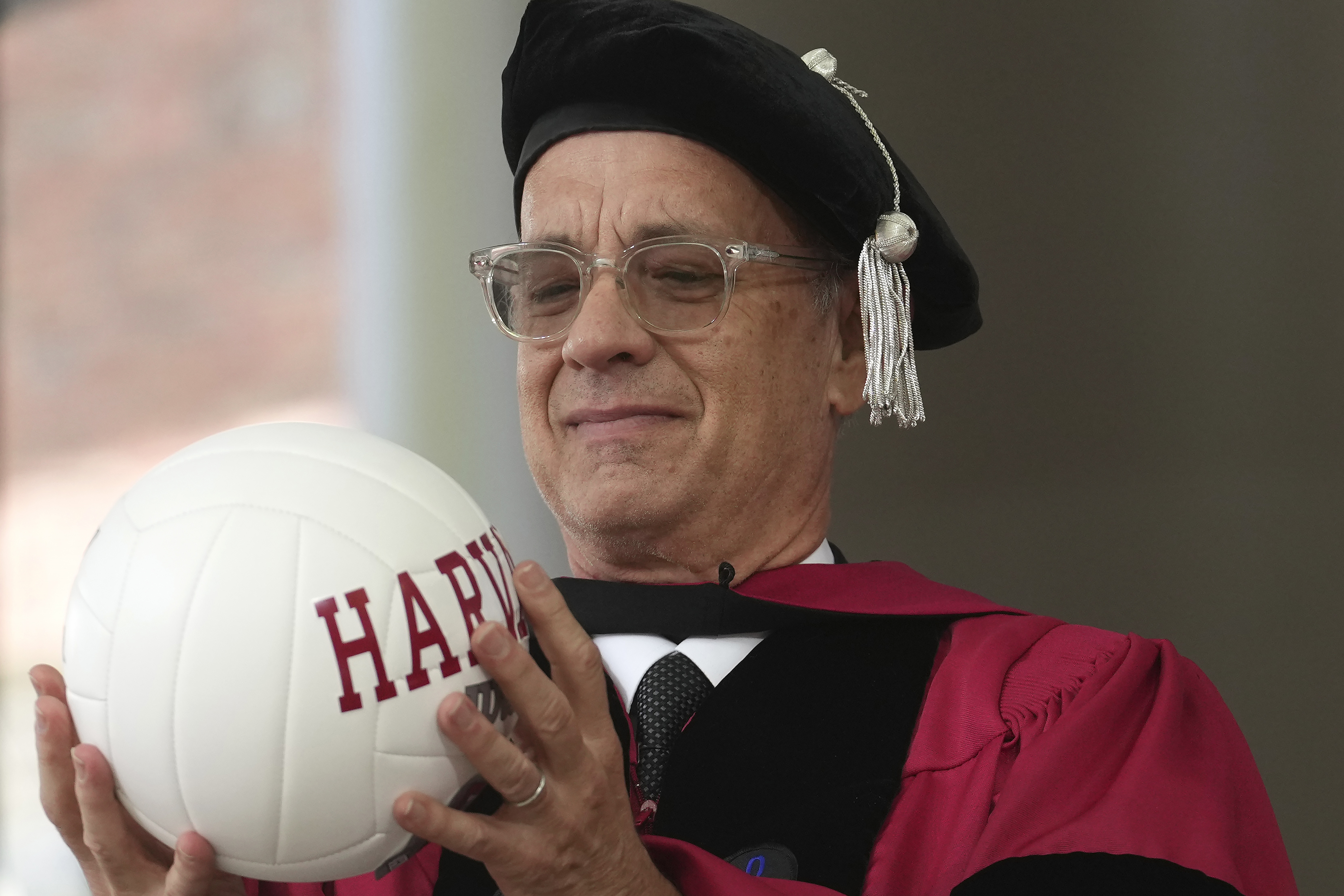 Sean superhéroes en la defensa de la verdad: insta Tom Hanks a graduados de Harvard