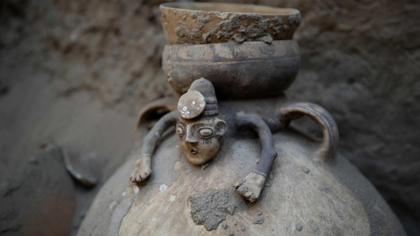 Detalle de una pieza encontrada en el sitio de excavación arqueológica considerado la tumba de un personaje de élite de la cultura Chancay, el 12 de mayo de 2023, en la provincia de Huaral al sur de Lima (Perú). EFE/Paolo Aguilar