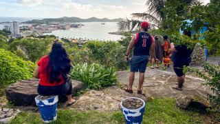 La gente mira hacia el paseo marítimo desde Vierge du Pacifique en Noumea el 19 de mayo de 2023, después de que un terremoto azotara la isla.