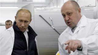 El entonces hombre de negocios Yevgeny Prigozhin y el presidente de Rusia, Vladimir Putin, en una foto tomada en el 2010 en Moscú.