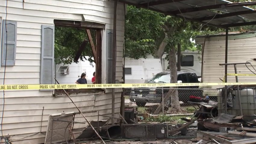 Su casa quedó destrozada  tras la explosión.