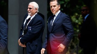 Hunter Biden, hijo del presidente estadounidense Joe Biden, sale del edificio federal J. Caleb Boggs el 26 de julio de 2023 en Wilmington, Delaware.