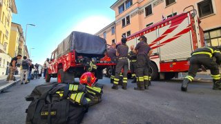 Varios equipos de bomberos junto a la residencia de ancianos "Casa dei Coniugi" en Milán.