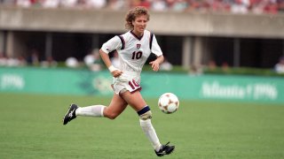 La estadounidense Michelle Akers mantiene el récord de goles en una Copa Mundial con 10.