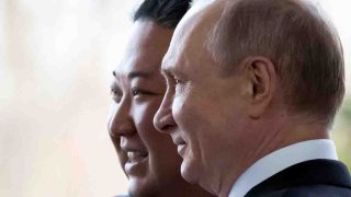 El presidente ruso Vladimir Putin da la bienvenida al líder norcoreano Kim Jong Un antes de sus conversaciones en el campus de la Universidad Federal del Lejano Oriente en la isla Russky en el puerto de Vladivostok, en el extremo oriental de Rusia, el 25 de abril de 2019.