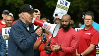 El presidente de Estados Unidos, Joe Biden, se dirige a un grupo de trabajadores del UAW en una planta de operaciones de piezas de servicio de General Motors en Belleville, Michigan, el 26 de septiembre de 2023.