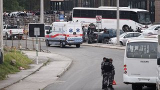 Policías y ambulancias llegaron este viernes a la prisión de Turi en Cuenca, Ecuador.