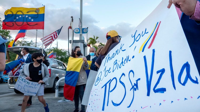 Biden expande el permiso migratorio TPS a 472.000 venezolanos en EE.UU.
