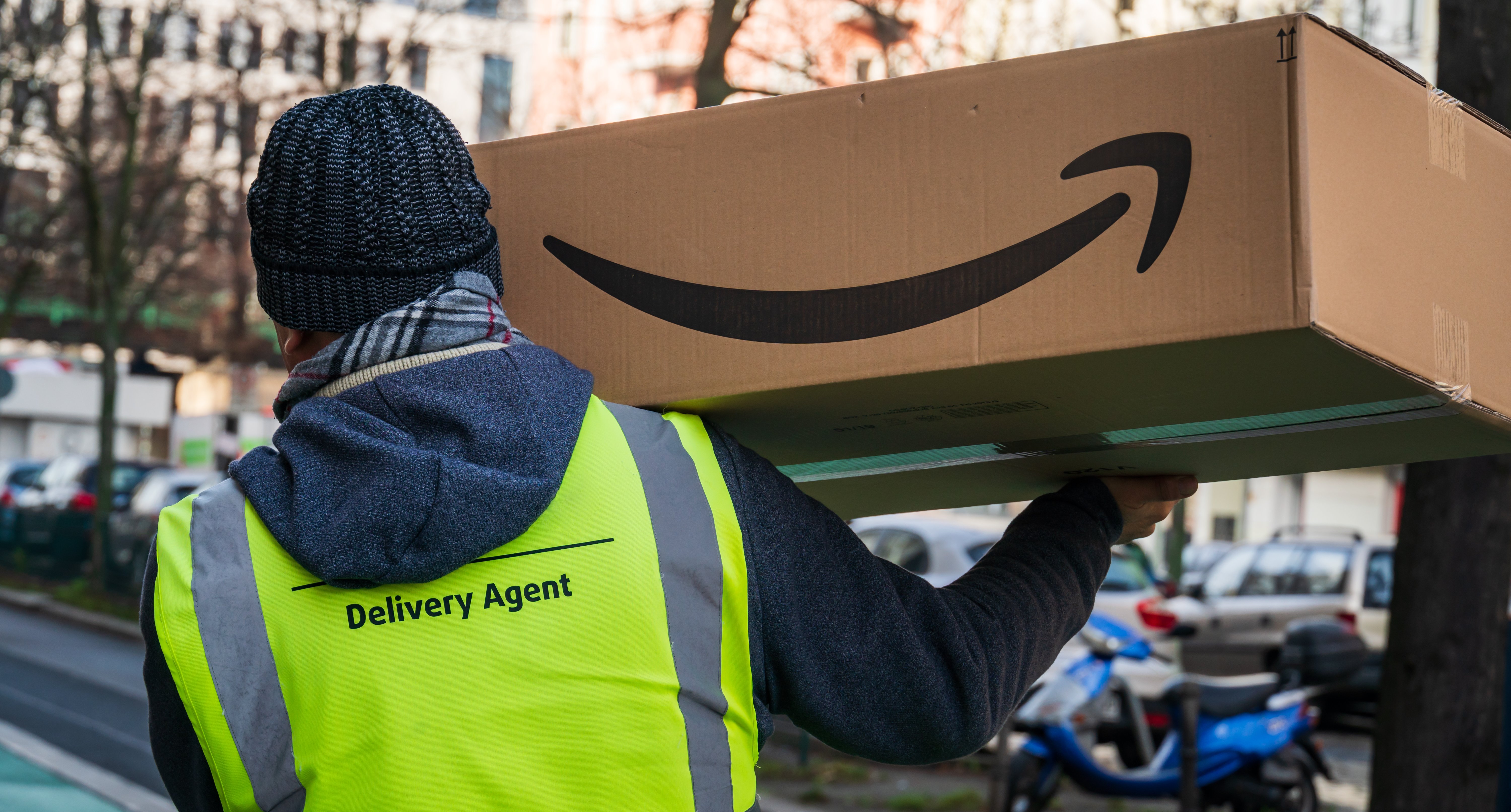 Amazon anuncia 300,000 nuevos empleos con beneficios para la temporada navideña